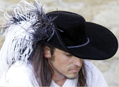Capitano Hat in black suede velvet, 3 plumes included